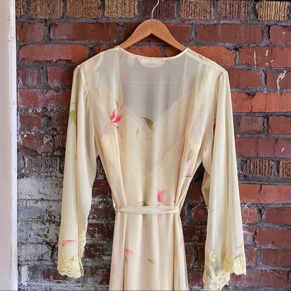 Rare Daisy Yellow Matching Lingerie Set Gown & Robe with Watercolor Floral Print - Picture 6 of 10